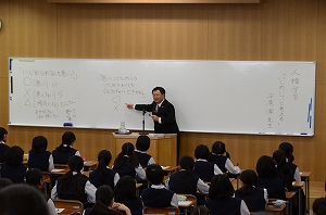 東京から平尾潔先生をお招きして 人権学習の授業を実施しました 中学校 高等学校共通 News Topics 賢明女子学院中学校 高等学校